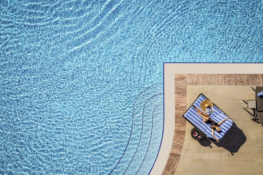 Swissôtel The Bosphorus İstanbul’un havuzunda şehirde Long Weekend